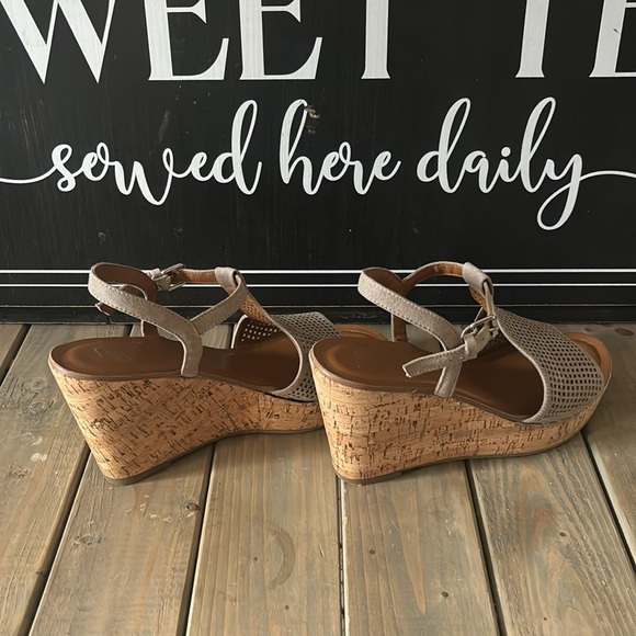 Franco Sarto gray suede wedge size 8.5 - Picture 1 of 6